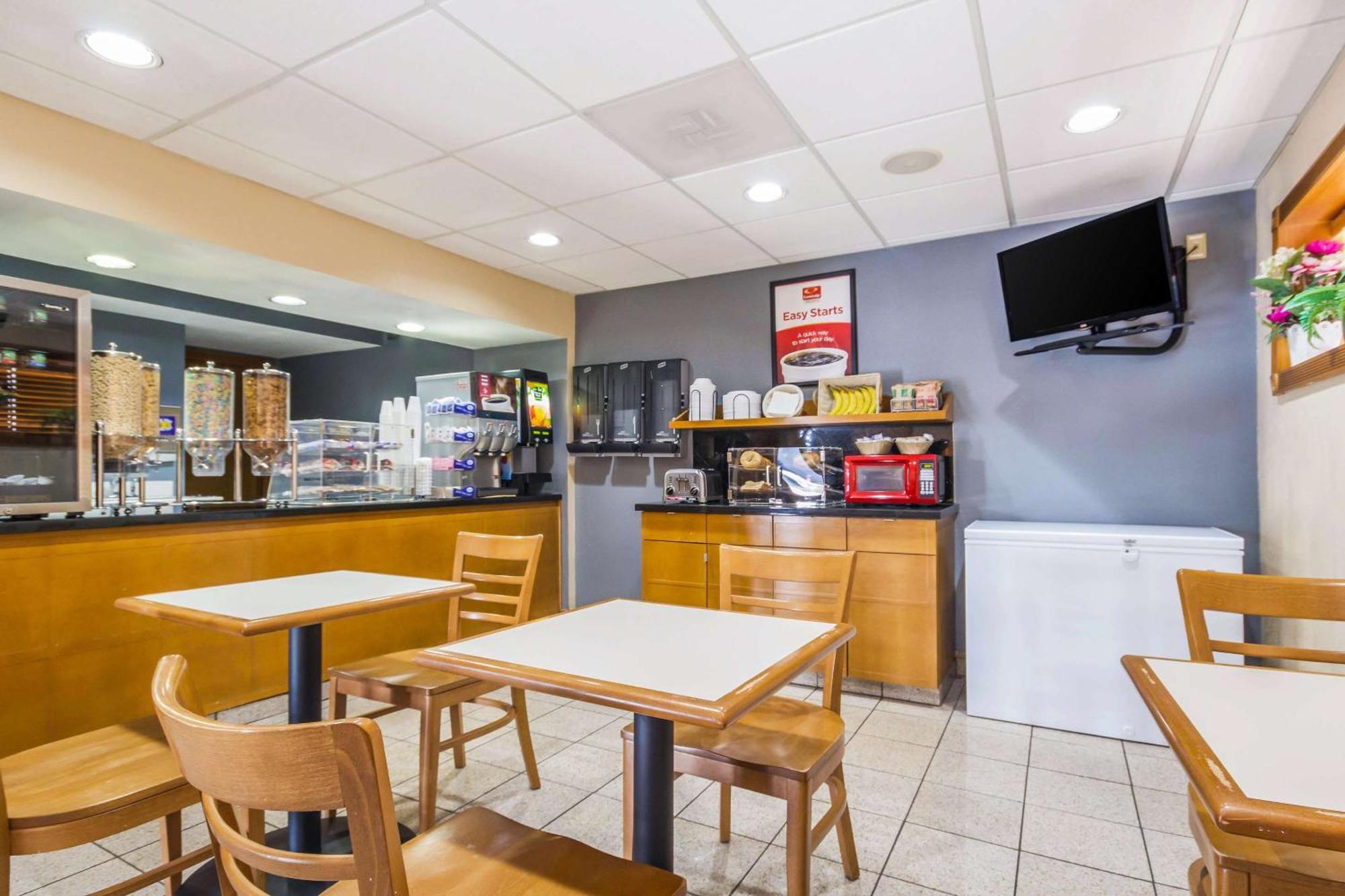 Econo Lodge Inn & Suites I-35 At Shawnee Mission Оверленд Парк Экстерьер фото
