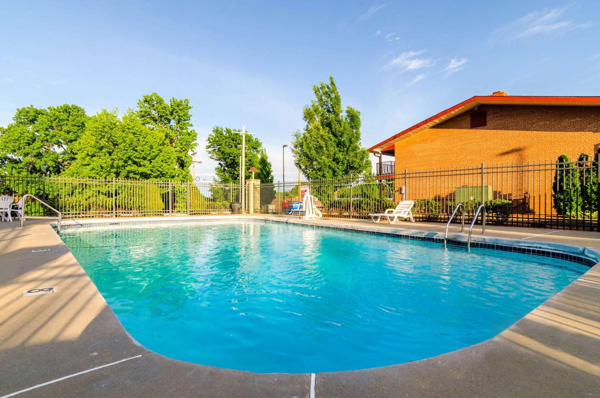 Econo Lodge Inn & Suites I-35 At Shawnee Mission Оверленд Парк Экстерьер фото