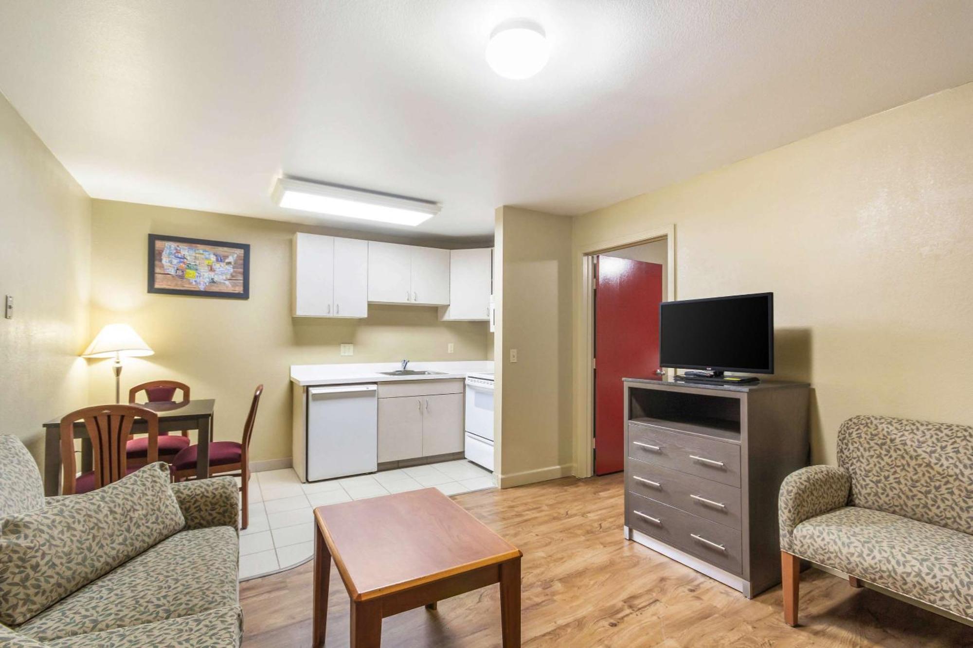 Econo Lodge Inn & Suites I-35 At Shawnee Mission Оверленд Парк Экстерьер фото