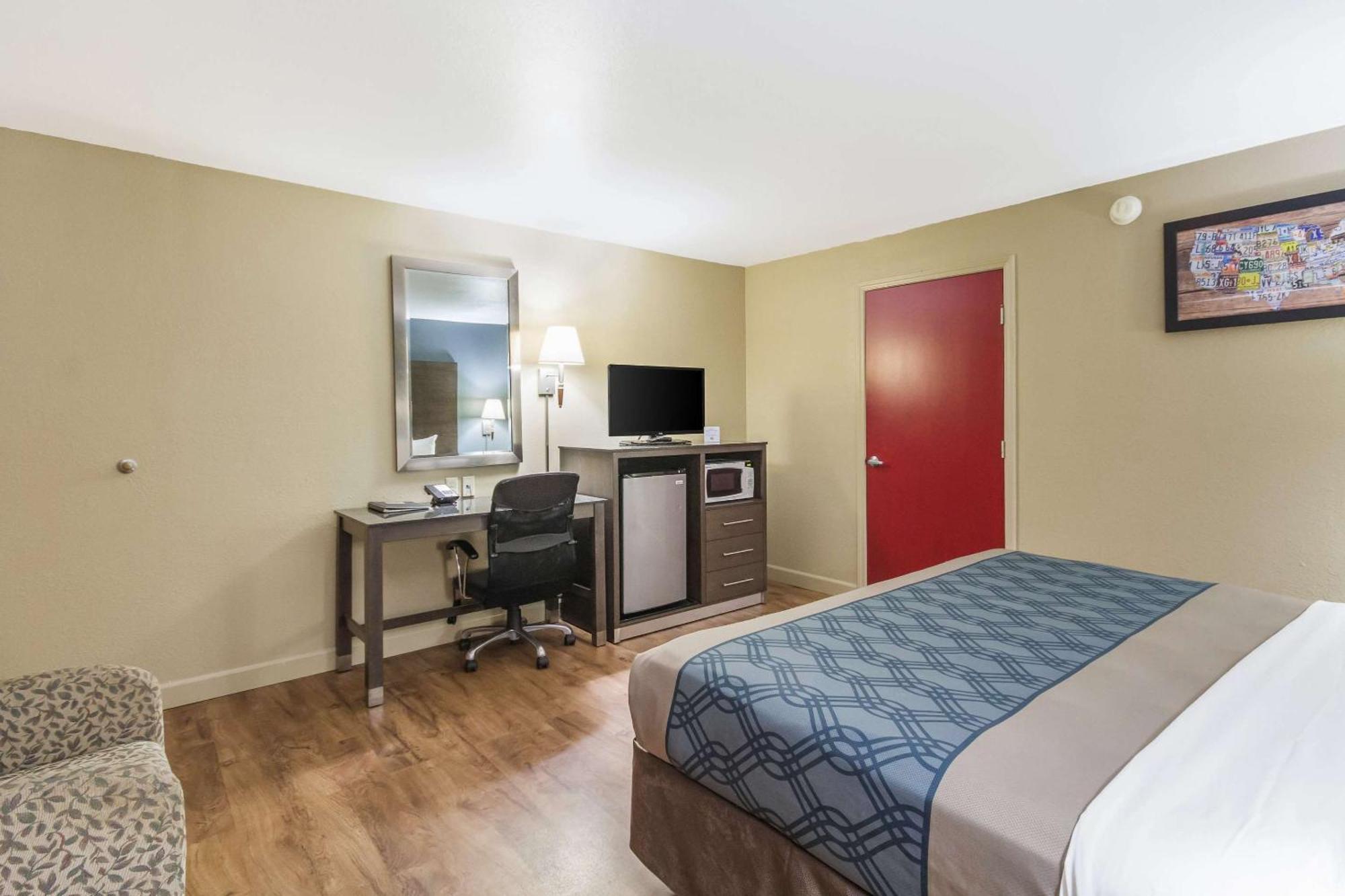 Econo Lodge Inn & Suites I-35 At Shawnee Mission Оверленд Парк Экстерьер фото