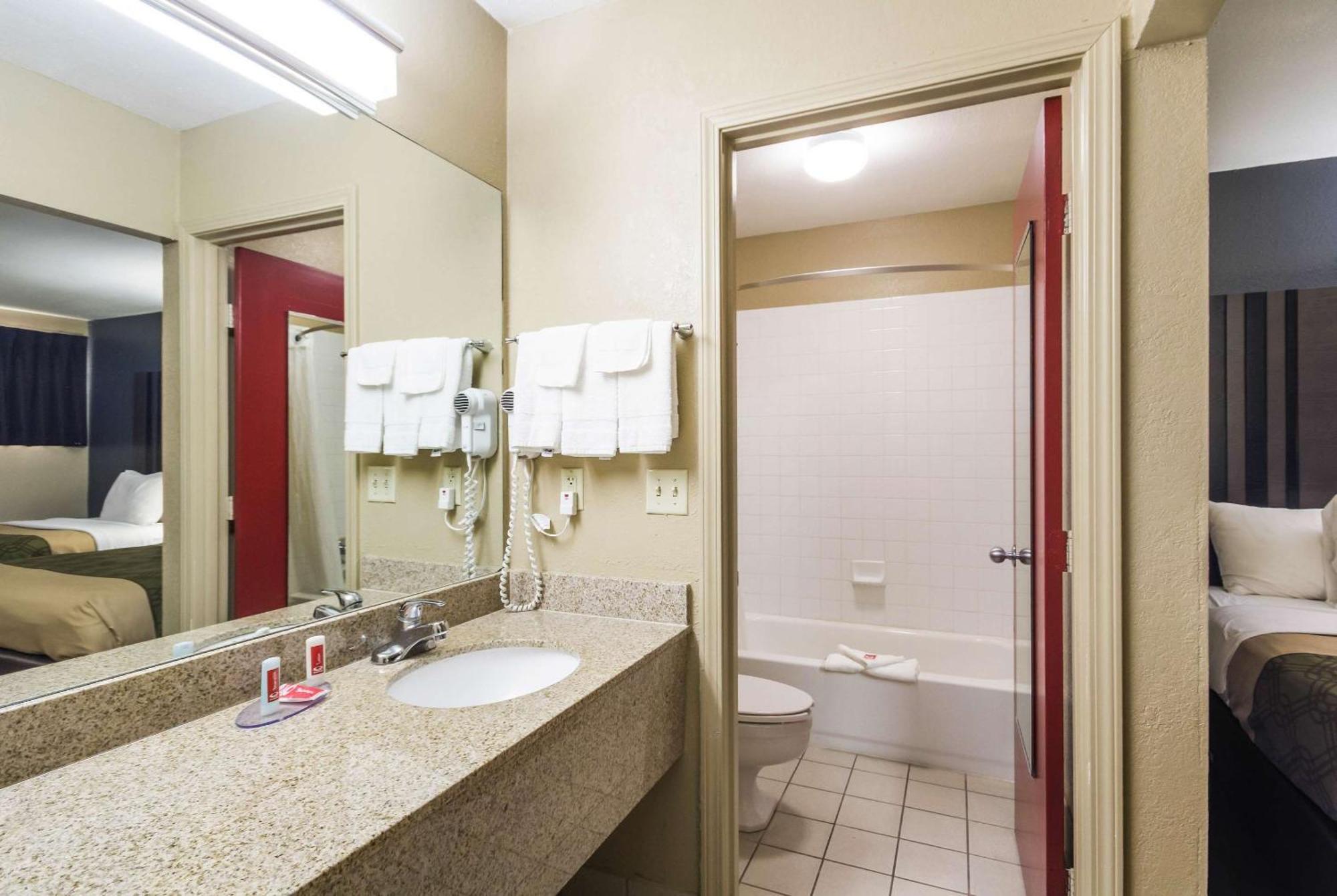Econo Lodge Inn & Suites I-35 At Shawnee Mission Оверленд Парк Экстерьер фото