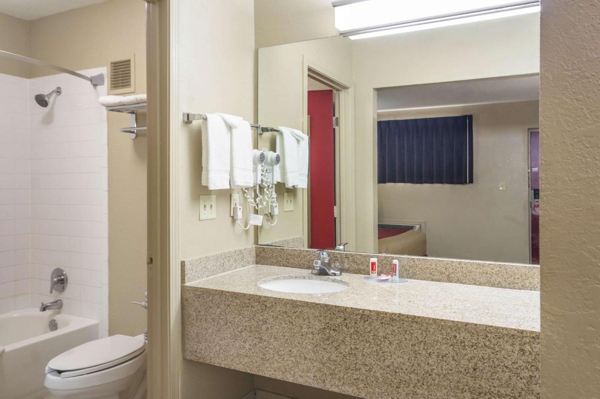 Econo Lodge Inn & Suites I-35 At Shawnee Mission Оверленд Парк Экстерьер фото