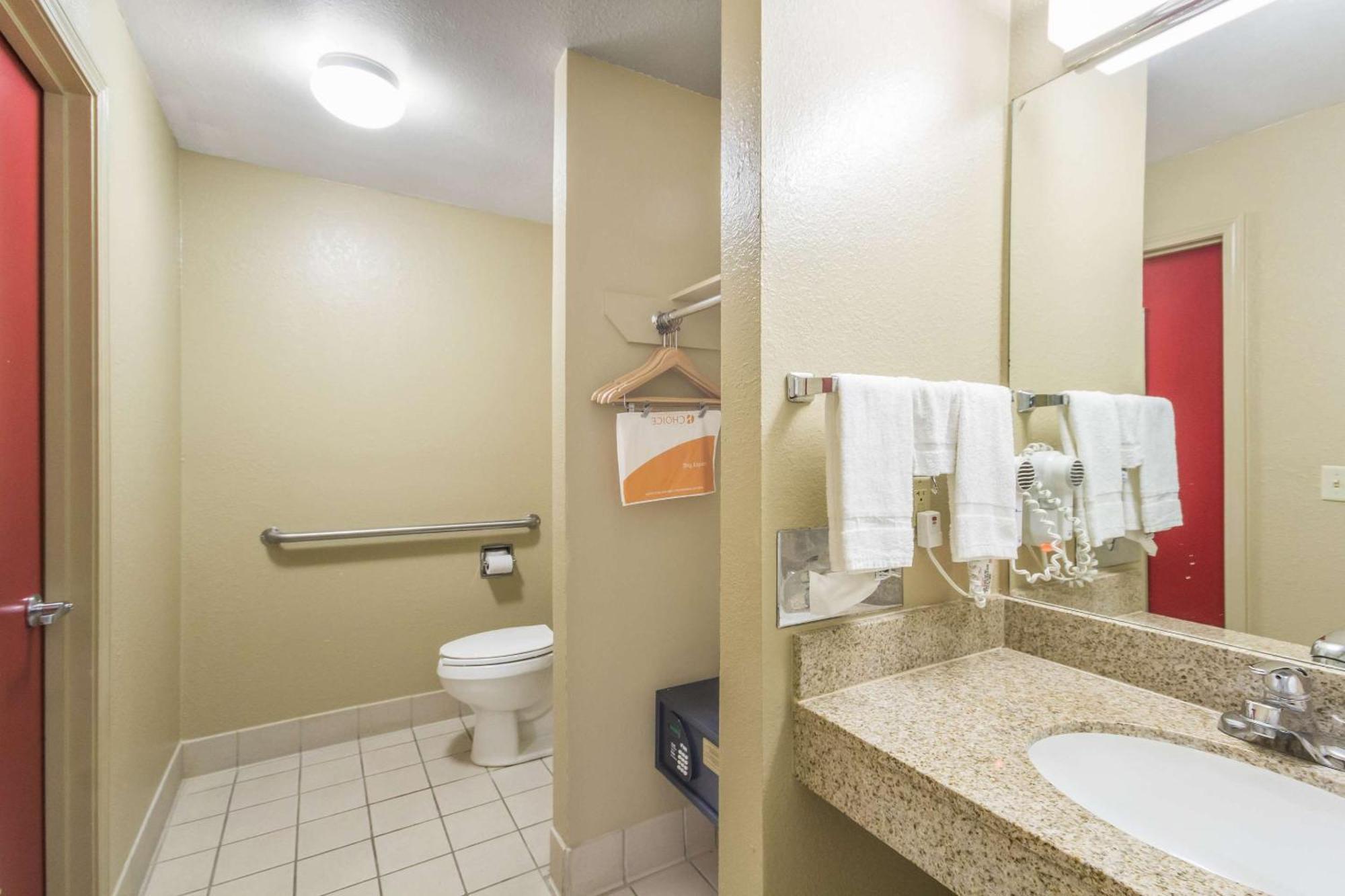 Econo Lodge Inn & Suites I-35 At Shawnee Mission Оверленд Парк Экстерьер фото