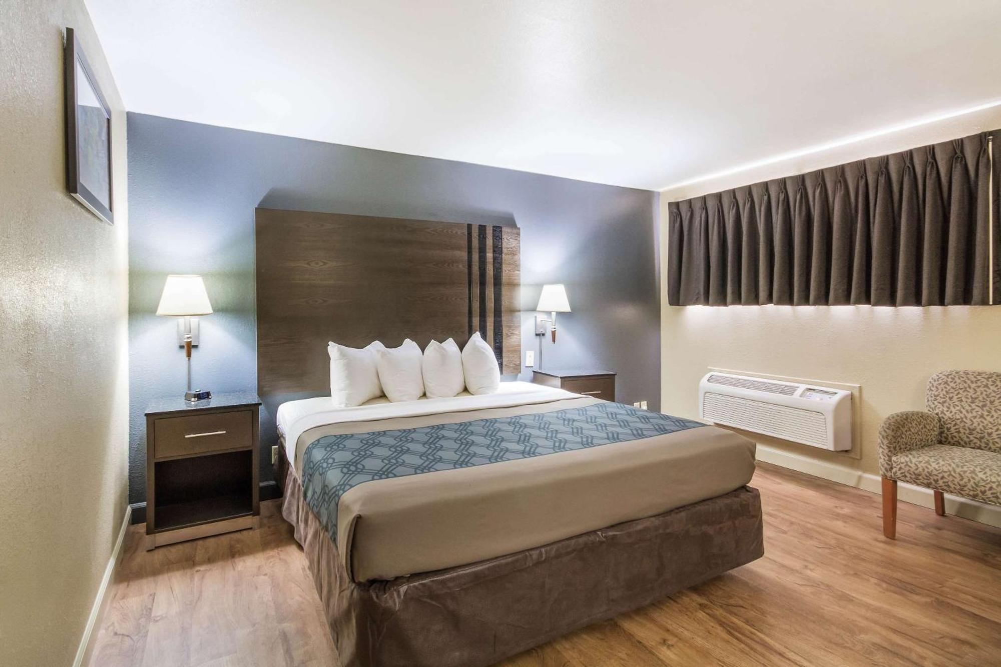 Econo Lodge Inn & Suites I-35 At Shawnee Mission Оверленд Парк Экстерьер фото
