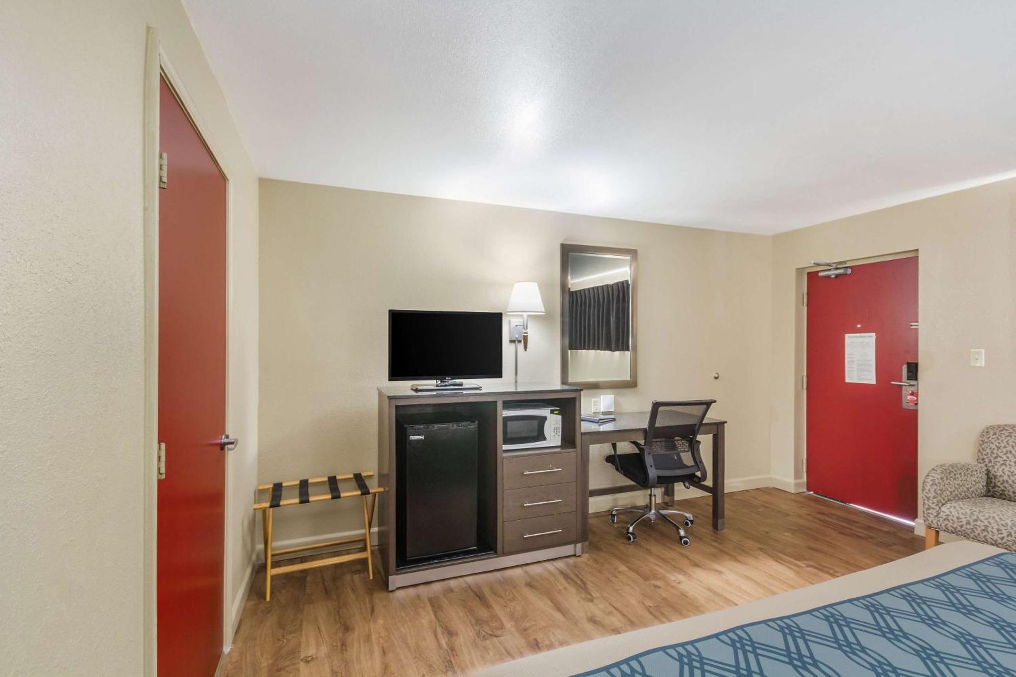 Econo Lodge Inn & Suites I-35 At Shawnee Mission Оверленд Парк Экстерьер фото