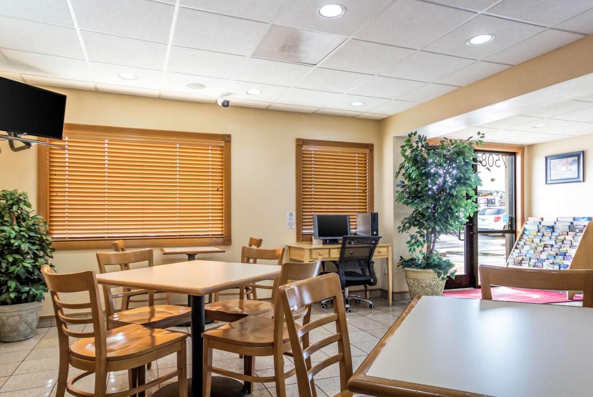 Econo Lodge Inn & Suites I-35 At Shawnee Mission Оверленд Парк Экстерьер фото