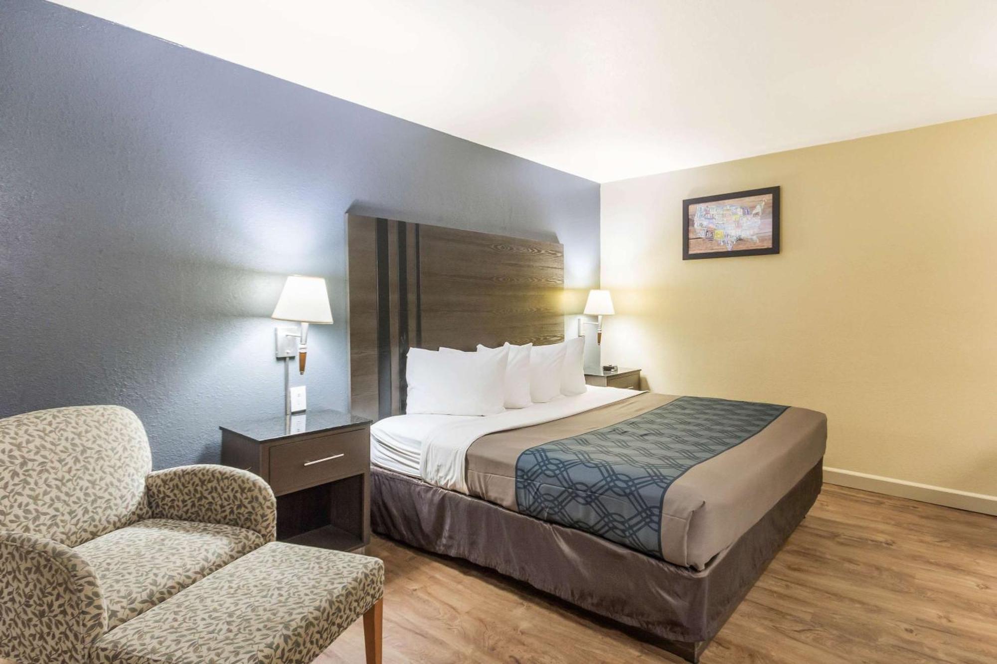 Econo Lodge Inn & Suites I-35 At Shawnee Mission Оверленд Парк Экстерьер фото