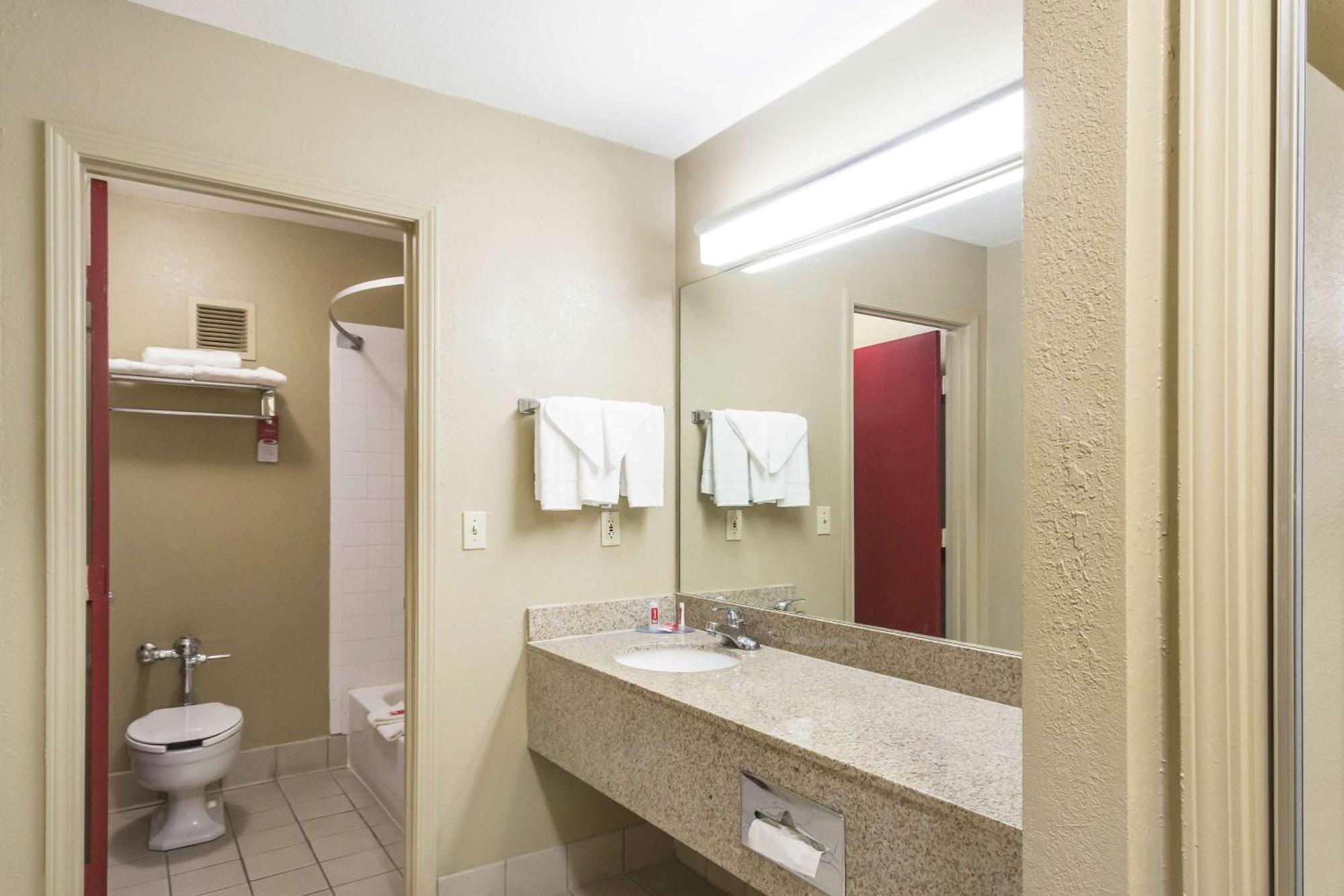 Econo Lodge Inn & Suites I-35 At Shawnee Mission Оверленд Парк Экстерьер фото