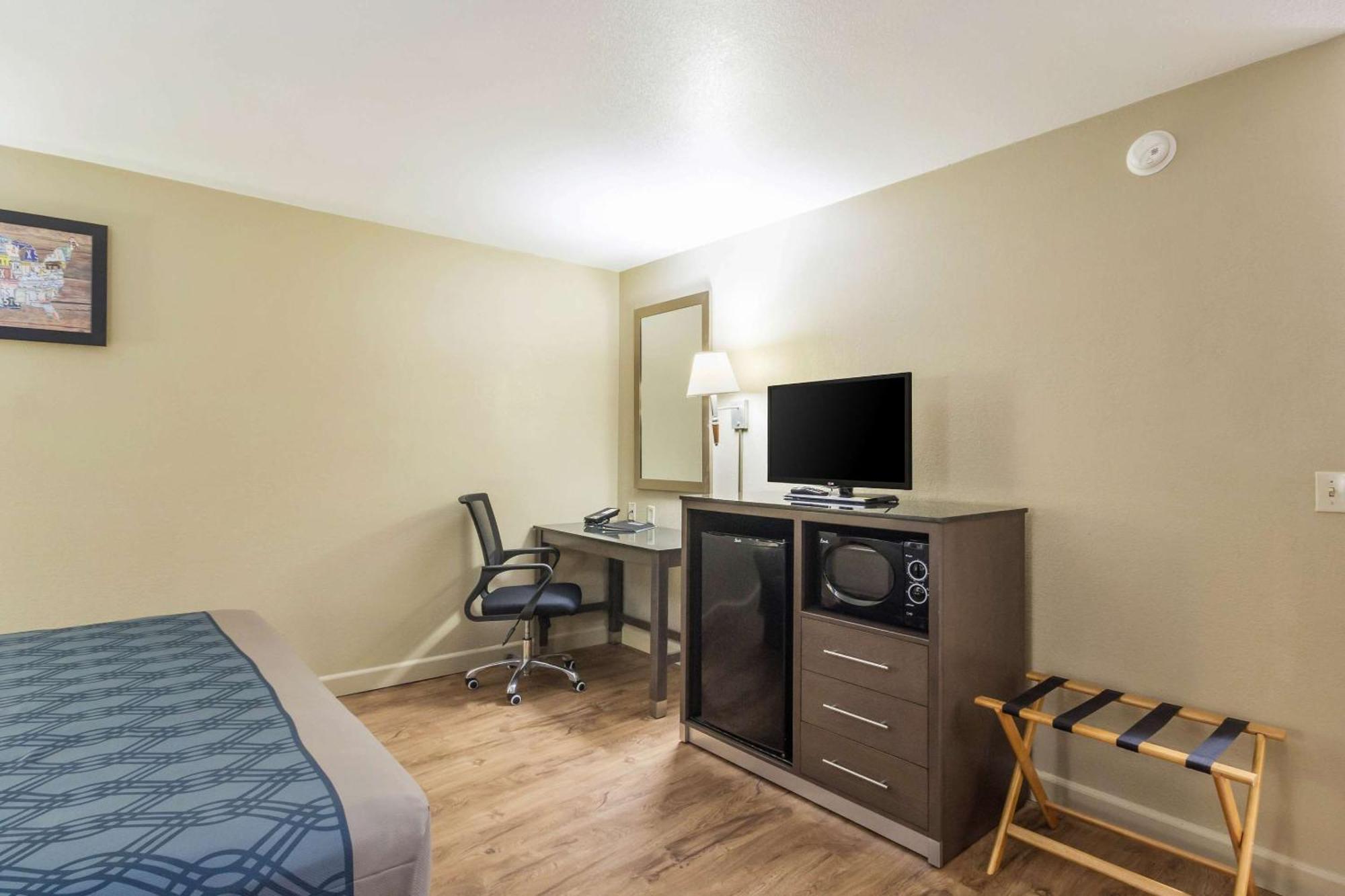 Econo Lodge Inn & Suites I-35 At Shawnee Mission Оверленд Парк Экстерьер фото