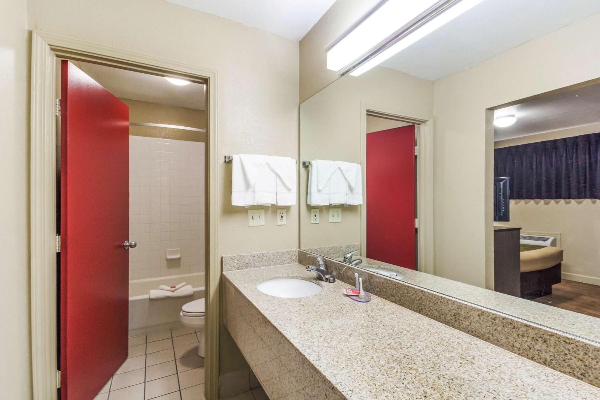 Econo Lodge Inn & Suites I-35 At Shawnee Mission Оверленд Парк Экстерьер фото